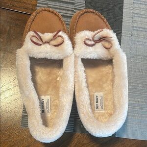 Old Navy Women's Tan and Cream Slippers
